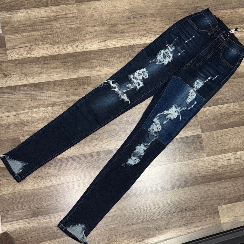 Fashion Nova - Distressed Dark Wash Women's Jeans / Ripped Skinny.